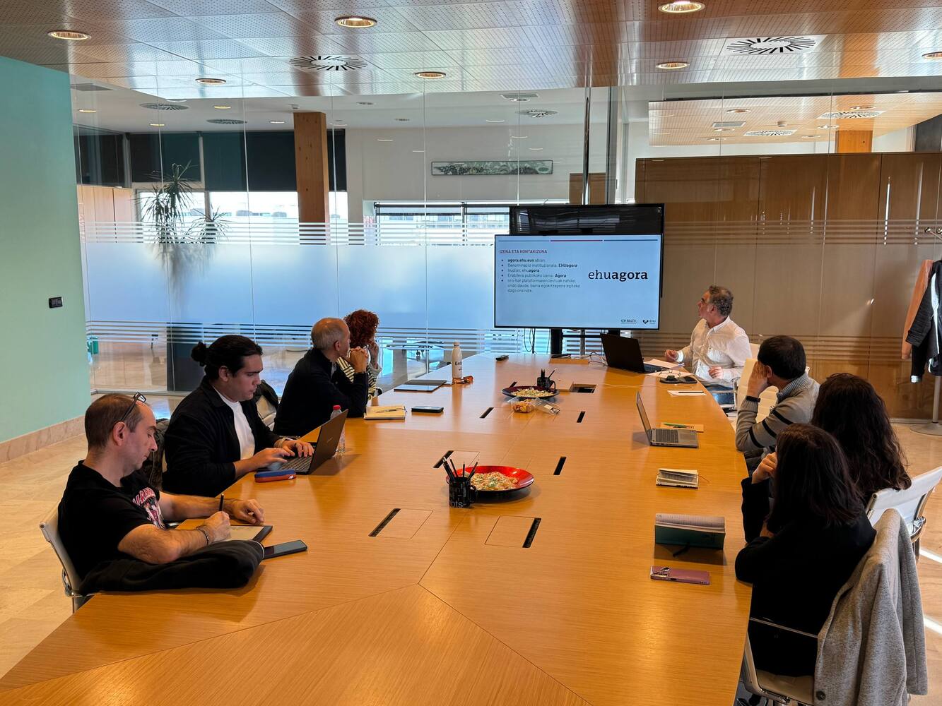 en  es EHUagora: criterios, gobernanza y hoja de ruta para su despliegue eu EHUagora: irizpideak, gobernantza eta hedapenerako ibilbide-orria